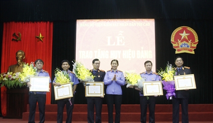 Lễ trao tặng Huy hiệu đảng và thông báo nhanh kết quả Hội nghị lần thứ...