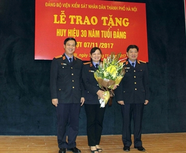 Viện KSND thành phố Hà Nội tổ chức Lễ trao tặng  Huy hiệu 30 năm tuổi Đảng...