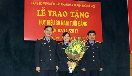 Viện KSND thành phố Hà Nội tổ chức Lễ trao tặng  Huy hiệu 30 năm tuổi...