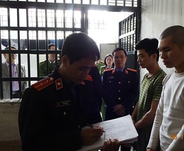 Viện KSND quận Hà Đông trực tiếp kiểm sát nhà tạm giữ Công an quận Hà Đông...