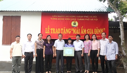 Bàn giao Mái ấm Công đoàn cho công đoàn viên có hoàn cảnh đặc biệt khó khăn