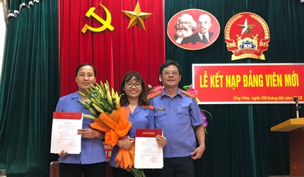 Chi bộ Viện KSND huyện Ứng Hòa công nhận đảng chính thức cho Đảng viên...