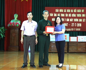 Viện KSND thành phố Hà Nội đến thăm và tặng quà nhân kỷ niệm 71 năm Ngày...