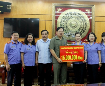 Công đoàn Viện KSND thành phố Hà Nội ủng hộ người dân huyện Chương Mỹ và...