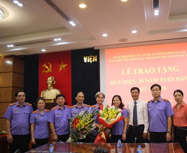 Viện KSND thành phố Hà Nội tổ chức Lễ trao tặng  Huy hiệu 30 năm tuổi Đảng...