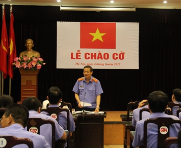 Viện KSND thành phố Hà Nội tổ chức chào cờ trong các buổi họp định kỳ.