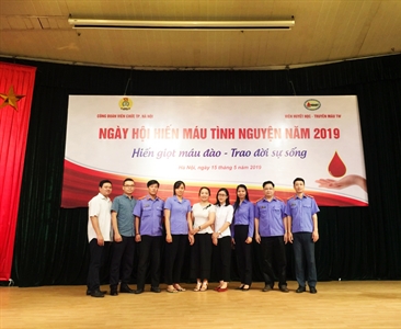 Đoàn viên công đoàn Viện KSND thành phố Hà Nội tham gia hiến máu tình nguyện