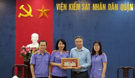 Đoàn học viên lớp đào tạo các chức danh tư pháp nước CHDCND Lào thăm và...