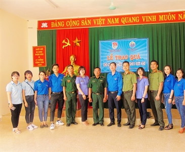 Chi đoàn Viện KSND quận Bắc Từ Liêm tham gia chương trình giao lưu, tặng quà...