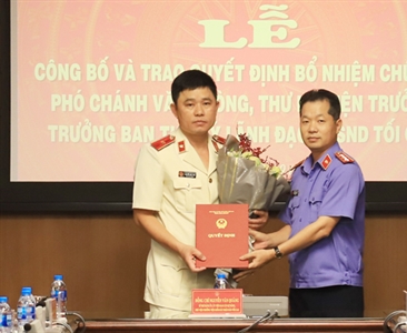 Trao Quyết định điều động, bổ nhiệm chức vụ Phó Chánh Văn phòng, Thư ký Viện...