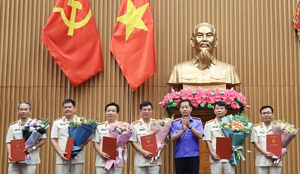 Trao các Quyết định của Viện trưởng Viện KSND tối cao về công tác cán bộ