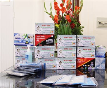 Công đoàn Viện KSND thành phố Hà Nội phát khẩu trang cho cán bộ, công chức,...