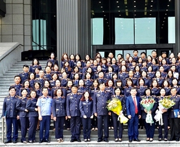 Viện trưởng Viện KSND tối cao tặng Bằng khen cho cán bộ nữ tiêu biểu của Ngành