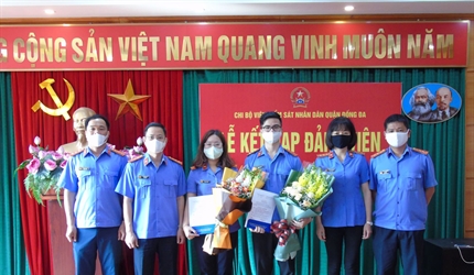 Chi bộ Viện KSND quận Đống Đa kết nạp Đảng viên mới