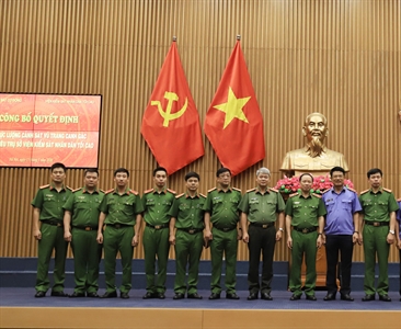 Công bố quyết định tổ chức lực lượng Cảnh sát vũ trang  canh gác bảo vệ mục...