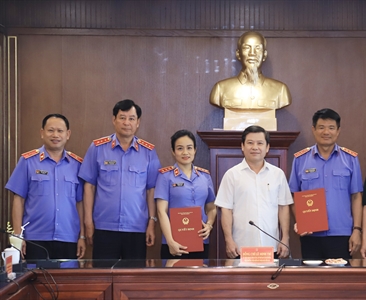Trao quyết định chỉ định chức vụ và phân công nhiệm vụ của Lãnh đạo VKSND...