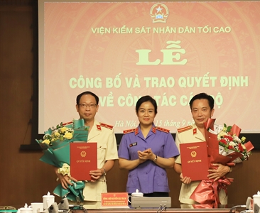 Trao quyết định của Viện trưởng VKSND tối cao về công tác cán bộ