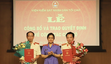 Trao quyết định của Viện trưởng VKSND tối cao về công tác cán bộ