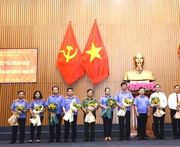 Viện trưởng VKSND tối cao khen thưởng các tập thể, cá nhân có thành tích...