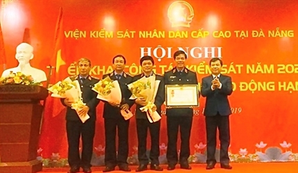 Khen thưởng tập thể, cá nhân có thành tích xuất sắc trong phòng, chống...