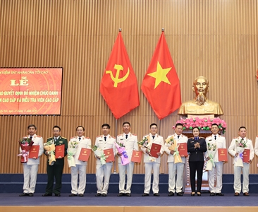 Trao Quyết định bổ nhiệm Kiểm sát viên cao cấp và Điều tra viên cao cấp