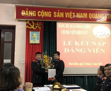 Chi bộ Viện KSND quận Hoàn Kiếm tổ chức Lễ kết nạp Đảng viên mới