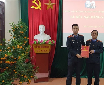 Chi bộ Viện KSND huyện Phú Xuyên kết nạp Đảng viên mới