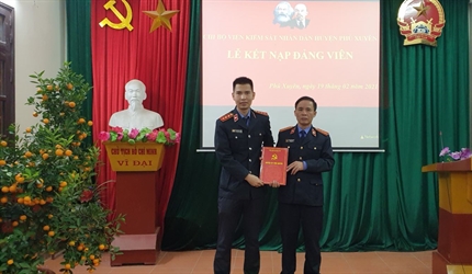 Chi bộ Viện KSND huyện Phú Xuyên kết nạp Đảng viên mới