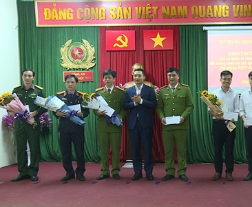 Viện KSND huyện Phúc Thọ nhận khen thưởng đột xuất do có thành tích xuất sắc...