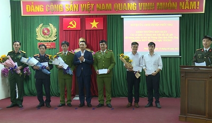 Viện KSND huyện Phúc Thọ nhận khen thưởng đột xuất do có thành tích...