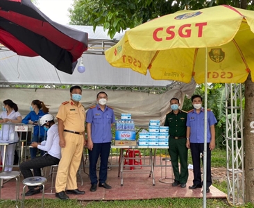 Viện KSND huyện Mê Linh thăm, tặng quà các chốt kiểm soát dịch bệnh Covid-19...