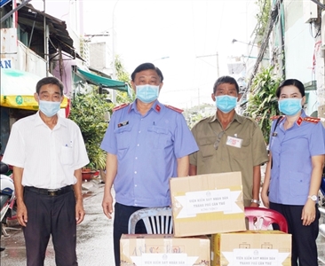 VKSND thành phố Cần Thơ thăm, tặng quà các chốt kiểm soát dịch COVID-19