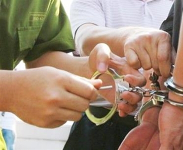 Thẩm quyền của cơ quan ra quyết định truy nã đối với người bị phạt tù đang...