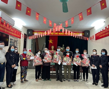 Viện KSND quận Ba Đình trao tặng quà Tết cho các hộ gia đình có hoàn cảnh...