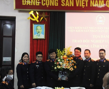 Câu lạc bộ Kiểm sát viên trẻ và Chi đoàn Viện KSND quận Hoàn Kiếm tổ chức...