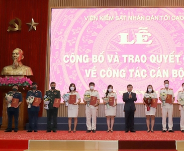 VKSND tối cao tổ chức Lễ công bố và trao quyết định về công tác cán bộ