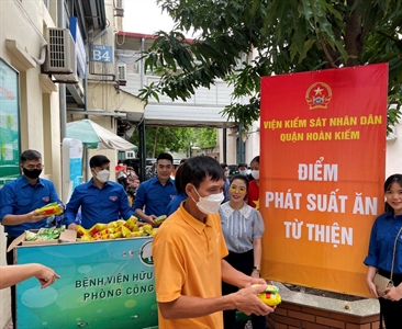 Chi đoàn Viện KSND quận Hoàn Kiếm trao tặng 300 suất ăn miễn phí