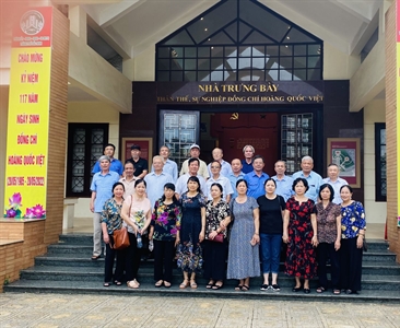 Các đồng chí cán bộ Hưu trí dâng hương tưởng niệm đồng chí Hoàng Quốc Việt