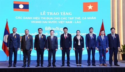 Trao Huân chương của Nhà nước Việt Nam và Nhà nước Lào tặng các tập...