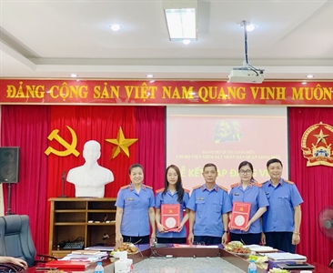 Chi bộ Viện KSND quận Long Biên tổ chức Lễ kết nạp Đảng viên