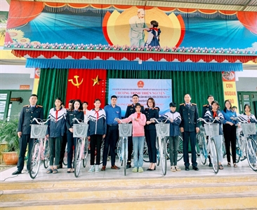 Viện KSND quận Hoàn Kiếm trao tặng xe đạp cho trẻ em nghèo vượt khó