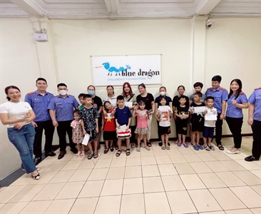 Viện KSND quận Hoàn Kiếm trao quà và hỗ trợ các trẻ em có hoàn cảnh khó khăn