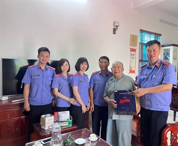 Viện KSND quận Hoàng Mai thăm hỏi, tặng quà nhân dịp kỷ niệm 76 năm ngày...