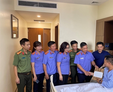 Viện KSND quận Long Biên tổ chức thăm hỏi chiến sĩ bị thương trong vụ bắt...