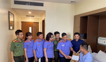 Viện KSND quận Long Biên tổ chức thăm hỏi chiến sĩ bị thương trong vụ...