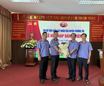 Chi bộ Viện KSND huyện Thường Tín tổ chức Lễ kết nạp Đảng viên mới và trao...