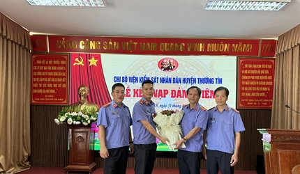 Chi bộ Viện KSND huyện Thường Tín tổ chức Lễ kết nạp Đảng viên mới và...