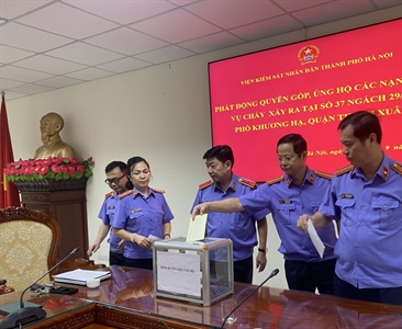 Viện KSND thành phố Hà Nội tích cực quyên góp, ủng hộ các nạn nhân trong vụ...