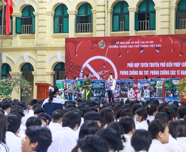 Kiểm sát viên Viện KSND quận Hoàn Kiếm tham gia tuyên truyền pháp luật về...