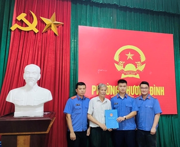 Viện KSND quận Bắc Từ Liêm trao tiền quyên góp ủng hộ các gia đình nạn nhân...